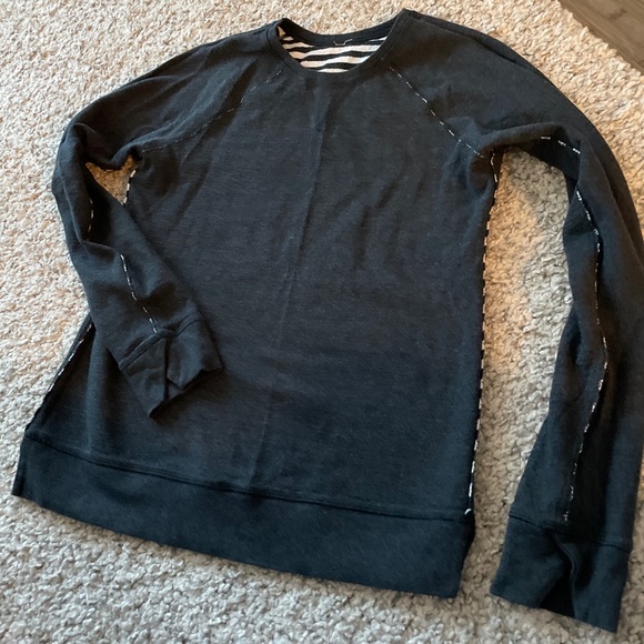 Lululemon REVERSIBLE long sleeved thin sweatshirt - Picture 6 of 11